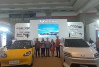 Manajemen Wuling Motors berpose ditengah model anyar mobil listrik di GIIAS Bandung 2025. PJ/Mal