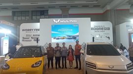 Manajemen Wuling Motors berpose ditengah model anyar mobil listrik di GIIAS Bandung 2025. PJ/Mal
