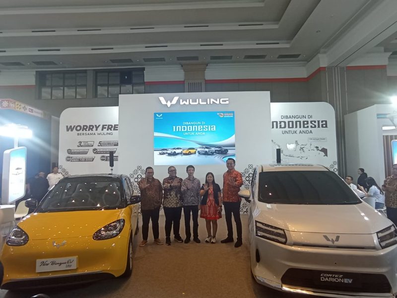 Manajemen Wuling Motors berpose ditengah model anyar mobil listrik di GIIAS Bandung 2025. PJ/Mal