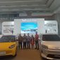 Manajemen Wuling Motors berpose ditengah model anyar mobil listrik di GIIAS Bandung 2025. PJ/Mal