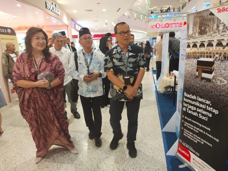 Kadisparbud Jabar bersama Ketua DPD Jabar dan Pusat berkeliling melihat booth di Pameran IHTF 2025 di Festival City Link Bandung. PJ/Val