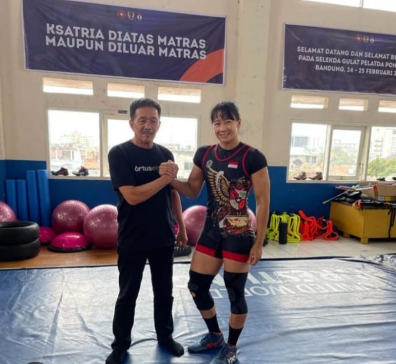 Ketua Umum Pengprov PGSI Jabar H. Yoko Anggasurya foto bersama atlet gulat putri senior Kharisma. PJ/Dok