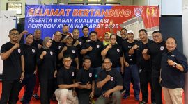 Ketua Umum Pengprov PABERSI Jawa Barat Sugito foto bersama dengan Mas Tri dan Usdi serta para wasit dan juri yang bertugas di BK Porprov Angkat Berat.