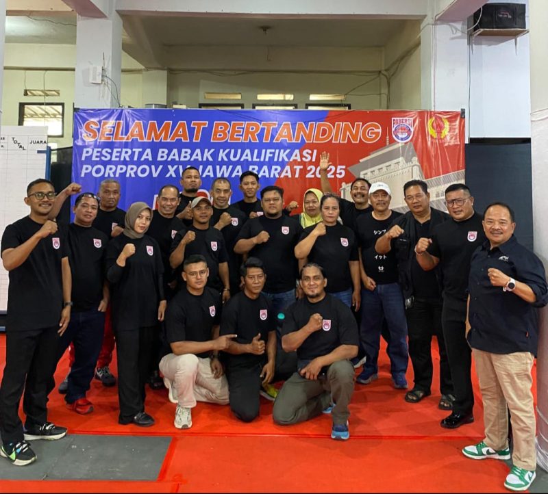 Ketua Umum Pengprov PABERSI Jawa Barat Sugito foto bersama dengan Mas Tri dan Usdi serta para wasit dan juri yang bertugas di BK Porprov Angkat Berat.