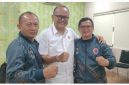 Ketua Umum Hapkido Jabar Slamet Suhari bersama manajer tim Hapkido Ir. Darwin  Suratman foto bersama Ketua Umum KONI Jabar Prof. Budiana. 