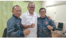 Ketua Umum Hapkido Jabar Slamet Suhari bersama manajer tim Hapkido Ir. Darwin  Suratman foto bersama Ketua Umum KONI Jabar Prof. Budiana. 