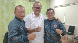 Ketua Umum Hapkido Jabar Slamet Suhari bersama manajer tim Hapkido Ir. Darwin  Suratman foto bersama Ketua Umum KONI Jabar Prof. Budiana. 