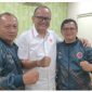 Ketua Umum Hapkido Jabar Slamet Suhari bersama manajer tim Hapkido Ir. Darwin  Suratman foto bersama Ketua Umum KONI Jabar Prof. Budiana. 
