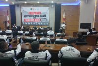 Ketua Umum Koni Jabar Prof Budiana melepas kontingen atlet Beladiri Jabar di Gedung Koni Jabar. PJ/Joel