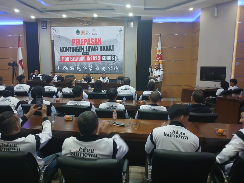 Ketua Umum Koni Jabar Prof Budiana melepas kontingen atlet Beladiri Jabar di Gedung Koni Jabar. PJ/Joel