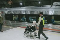 Petugas PT KAI Daop 2 Bandung saat melayani penumpang disabilitas. PJ/Dok