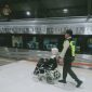 Petugas PT KAI Daop 2 Bandung saat melayani penumpang disabilitas. PJ/Dok