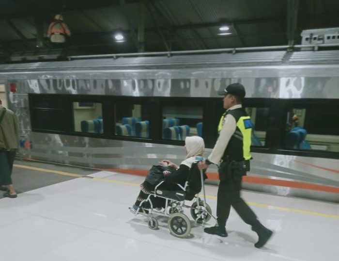 Petugas PT KAI Daop 2 Bandung saat melayani penumpang disabilitas. PJ/Dok