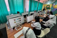 Beberapa siswa SMPN 35 Bandung mencoba perpustakaan digital dari CSR Centratama Group