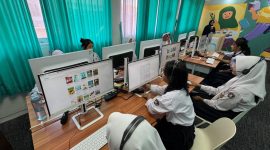 Beberapa siswa SMPN 35 Bandung mencoba perpustakaan digital dari CSR Centratama Group