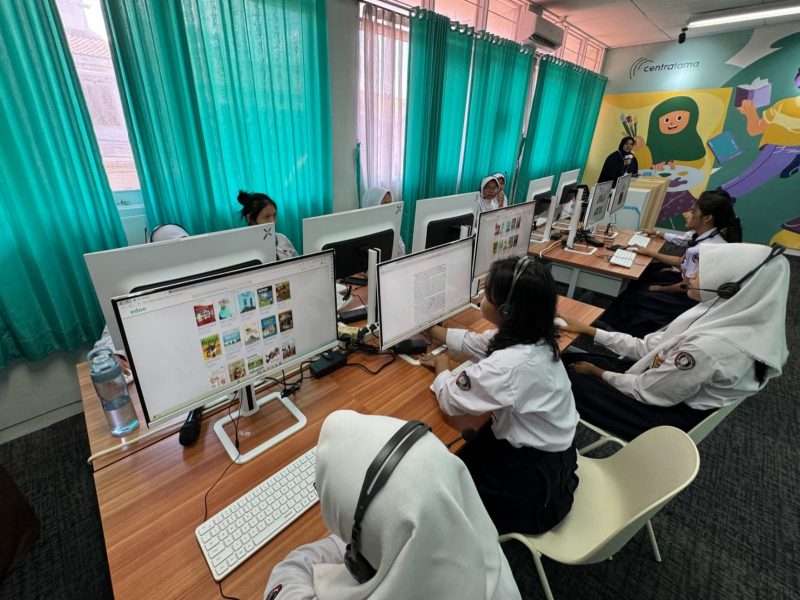 Beberapa siswa SMPN 35 Bandung mencoba perpustakaan digital dari CSR Centratama Group
