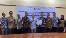 Penandatanganan Akad Kredit Pinjaman Daerah Jangka Menengah antara bank bjb Cabang Kuningan dan Pemkab Kuningan.