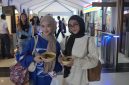 Dua pelanggan PT KAI Daop 2 memperlihatkan makanan gratis yang dibagikan Daop 2 Bandung di momen Hari Pangan Seduania. PJ/Dok