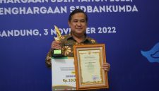 Almarhum Salman Fauzi saat menerima JDIH Award 2023. PJ/Dok