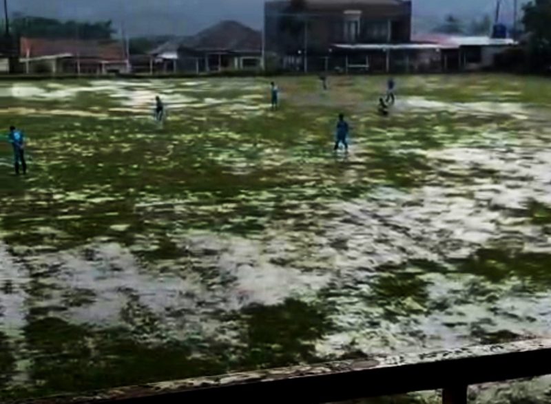 Beberapa lapangan tergenang air dan harus mengalami perubahan jadwal.