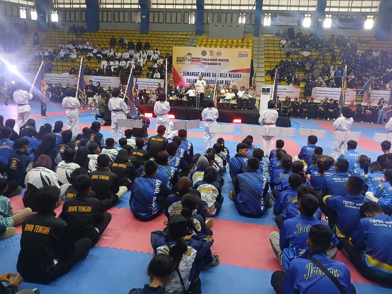 Ketua Umum Pengurus Besar (PB) Federasi Olahraga Karate-Do Indonesia (FORKI) Marsekal TNI (Purn) Hadi Tjahjanto membuka Kejurnas BKC 2025 di GOR C-Tra Arena Bandung. PJ/Joel