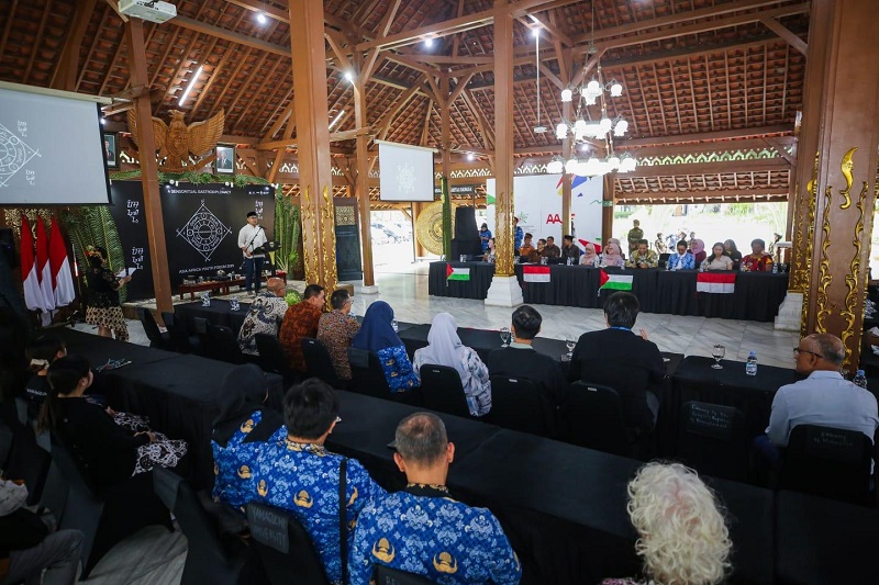 Perhelatan bertajuk “Pesuguhan: A Sensoritual Gastrodiplomacy”, bagian dari rangkaian Asia Africa Youth Forum (AAYF) 2025 di Pendopo Wali Kota Bandung. PJ/Dok 
