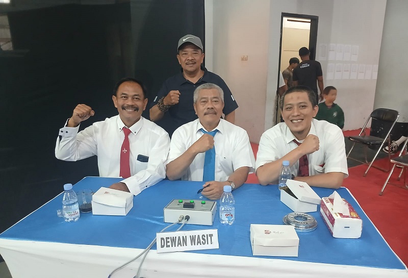 Ketua Umum Pengprov PABERSI Jabar Sugito (tengah) foto bersama dengan Usdi Permana (Sekum), Mas Tri (Binpres) dan salah seorang wasit. PJ/Joel