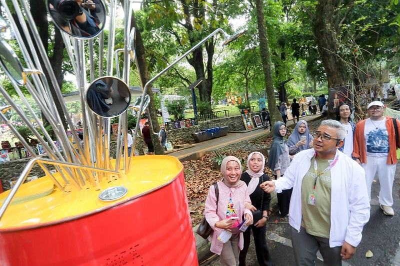 Wali Kota Bandung saat meninjau Pasar Seni ITB. PJ/Dok