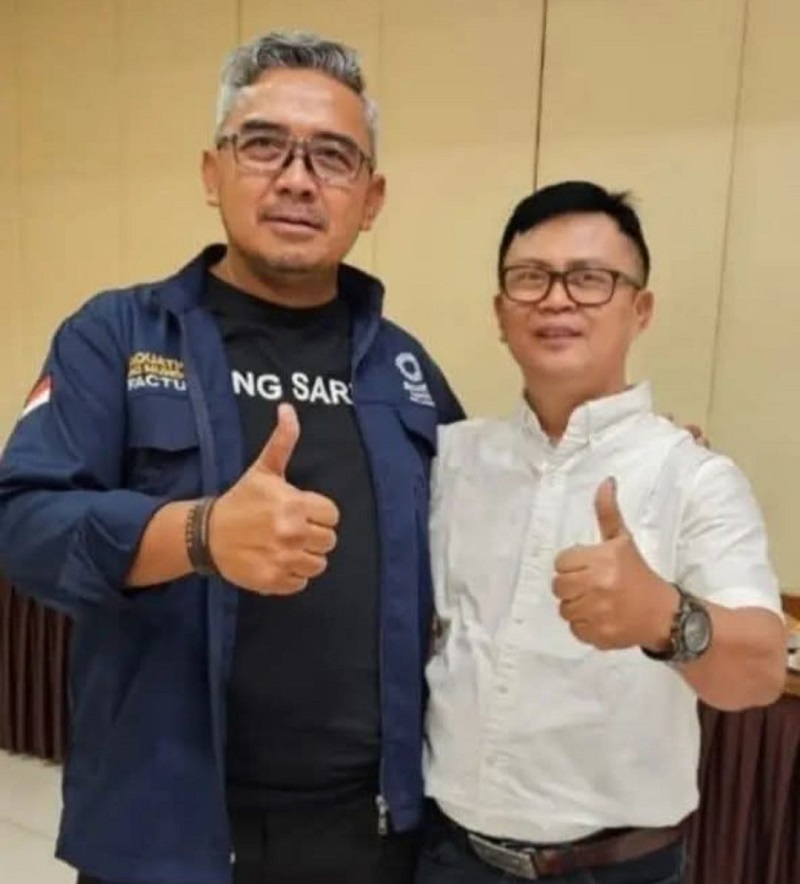 Ir. R. Darwin Suratman Winata, ST. MAP. AIFO saat berfoto  dengan Walikota Bandung M. Farhan.