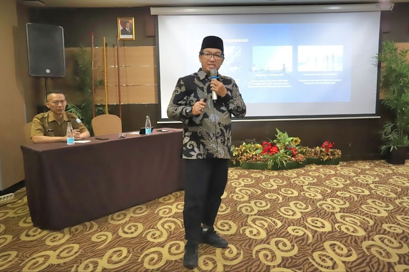 HAJI : Wakil Ketua Komisi IV DPRD Kota Bandung H. Rizal Khairul, S.I.P., M.Si., menjadi narasumber terkait pelayanan jemaah haji Kota Bandung, di Hotel California, Bandung, Senin, 13 Oktober 2025. Satria/Humpro DPRD Kota Bandung.