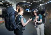 Dua wisatawan mancanegara berkomunikasi dengan staf Daop 2 Bandung. Stasiun Bandung merupakan stasiun terpadat layani wisman tujuan Jakarta-Yogyakarta. PJ/Dok