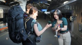 Dua wisatawan mancanegara berkomunikasi dengan staf Daop 2 Bandung. Stasiun Bandung merupakan stasiun terpadat layani wisman tujuan Jakarta-Yogyakarta. PJ/Dok