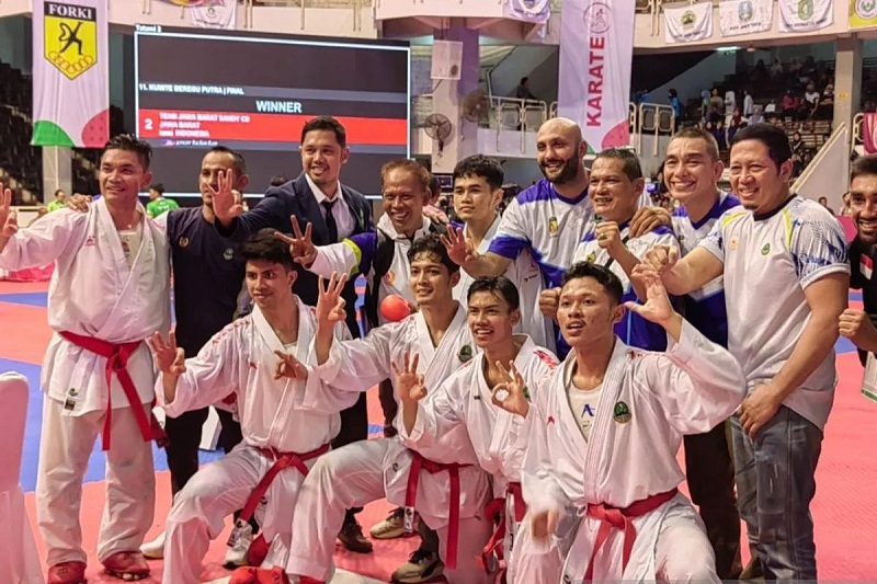 Kumite beregu putra saat meraih medali emas di PON Sumut - Aceh 2024 lalu. Dok