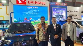 Wagub Jabar Erwan berpose bersama Manajemen Astra Daihatsu Motor di GIIAS Bandung 2025. PJ/Mal