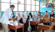 PT XLSMART Telecom Sejahtera Tbk (XLSMART) kembali menghadirkan program Kelas Cerdas Digital (KCD) bersama Gerakan Donasi Kuota (GDK) di SMK Endang Darma Ayu, Indramayu, Senin (27/10).