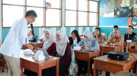PT XLSMART Telecom Sejahtera Tbk (XLSMART) kembali menghadirkan program Kelas Cerdas Digital (KCD) bersama Gerakan Donasi Kuota (GDK) di SMK Endang Darma Ayu, Indramayu, Senin (27/10).