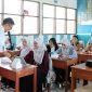 PT XLSMART Telecom Sejahtera Tbk (XLSMART) kembali menghadirkan program Kelas Cerdas Digital (KCD) bersama Gerakan Donasi Kuota (GDK) di SMK Endang Darma Ayu, Indramayu, Senin (27/10).