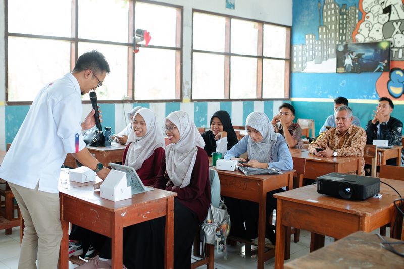 PT XLSMART Telecom Sejahtera Tbk (XLSMART) kembali menghadirkan program Kelas Cerdas Digital (KCD) bersama Gerakan Donasi Kuota (GDK) di SMK Endang Darma Ayu, Indramayu, Senin (27/10).