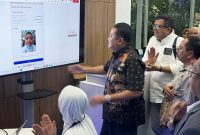 Ketua Tim Monitoring & Evaluasi Penyelenggara Jaringan dan Jasa serta Perlindungan Pengguna Kementrian Komunikasi dan Digital RI, Sumini (duduk), Direktur Jenderal Ekosistem Digital Kementrian Komunikasi dan Digital RI, Edwin Hidayat Abdullah (tengah), Direktur & Chief Regulatory Officer XLSMART, Merza Fachys (kiri belakang) dan Direktur Eksekutif ATSI, Marwan O.Baasir (kanan belakang) melakukan pengetesan registrasi kartu SIM  XLSMART  (XL, AXIS dan SMARTFREN) dengan teknologi pengenalan wajah di XL Center XLSMART Tower, Jakarta.  Selasa (29/9). Dok