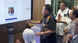 Ketua Tim Monitoring & Evaluasi Penyelenggara Jaringan dan Jasa serta Perlindungan Pengguna Kementrian Komunikasi dan Digital RI, Sumini (duduk), Direktur Jenderal Ekosistem Digital Kementrian Komunikasi dan Digital RI, Edwin Hidayat Abdullah (tengah), Direktur & Chief Regulatory Officer XLSMART, Merza Fachys (kiri belakang) dan Direktur Eksekutif ATSI, Marwan O.Baasir (kanan belakang) melakukan pengetesan registrasi kartu SIM  XLSMART  (XL, AXIS dan SMARTFREN) dengan teknologi pengenalan wajah di XL Center XLSMART Tower, Jakarta.  Selasa (29/9). Dok