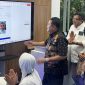 Ketua Tim Monitoring & Evaluasi Penyelenggara Jaringan dan Jasa serta Perlindungan Pengguna Kementrian Komunikasi dan Digital RI, Sumini (duduk), Direktur Jenderal Ekosistem Digital Kementrian Komunikasi dan Digital RI, Edwin Hidayat Abdullah (tengah), Direktur & Chief Regulatory Officer XLSMART, Merza Fachys (kiri belakang) dan Direktur Eksekutif ATSI, Marwan O.Baasir (kanan belakang) melakukan pengetesan registrasi kartu SIM  XLSMART  (XL, AXIS dan SMARTFREN) dengan teknologi pengenalan wajah di XL Center XLSMART Tower, Jakarta.  Selasa (29/9). Dok