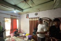 Anggota Komisi II DPRD Asep Robin, S.H., M.H., saat meninjau rumah yang nyaris ambruk, di Kelurahan Pasir Impun, Jumat, 7 November 2025. (Ridwan Adhi/Humpro DPRD Kota Bandung)