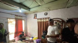 Anggota Komisi II DPRD Asep Robin, S.H., M.H., saat meninjau rumah yang nyaris ambruk, di Kelurahan Pasir Impun, Jumat, 7 November 2025. (Ridwan Adhi/Humpro DPRD Kota Bandung)