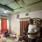 Anggota Komisi II DPRD Asep Robin, S.H., M.H., saat meninjau rumah yang nyaris ambruk, di Kelurahan Pasir Impun, Jumat, 7 November 2025. (Ridwan Adhi/Humpro DPRD Kota Bandung)