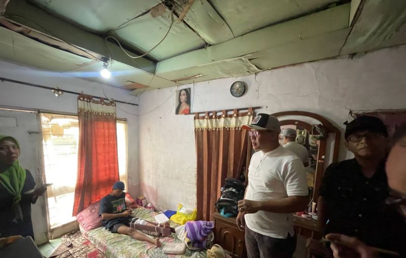 Anggota Komisi II DPRD Asep Robin, S.H., M.H., saat meninjau rumah yang nyaris ambruk, di Kelurahan Pasir Impun, Jumat, 7 November 2025. (Ridwan Adhi/Humpro DPRD Kota Bandung)