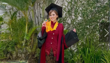 Chika usai merayakan kelulusannya menjadi Sarjana di USB YPKP. ig