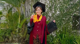Chika usai merayakan kelulusannya menjadi Sarjana di USB YPKP. ig