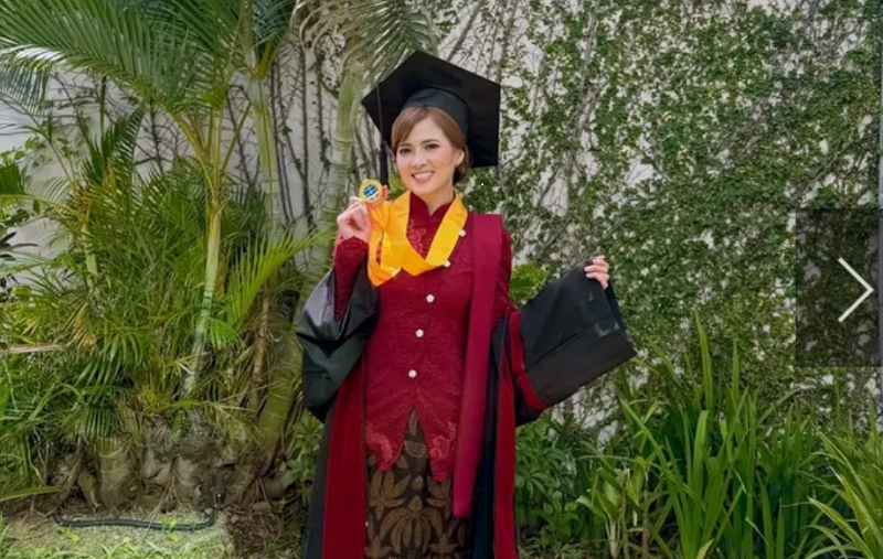 Chika usai merayakan kelulusannya menjadi Sarjana di USB YPKP. ig
