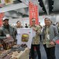 Kepala Disdagin Kota Bandung, Ronny Ahmad Nurudin menunjukkan salah satu produk IKM Kota Bandung di GSE. Dok