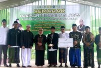 Meteri PPPA saat menyerahkan sejumlah bantuan di Hari Santri Nasional yang berlangsung di Ponpes P3SB, KBB.